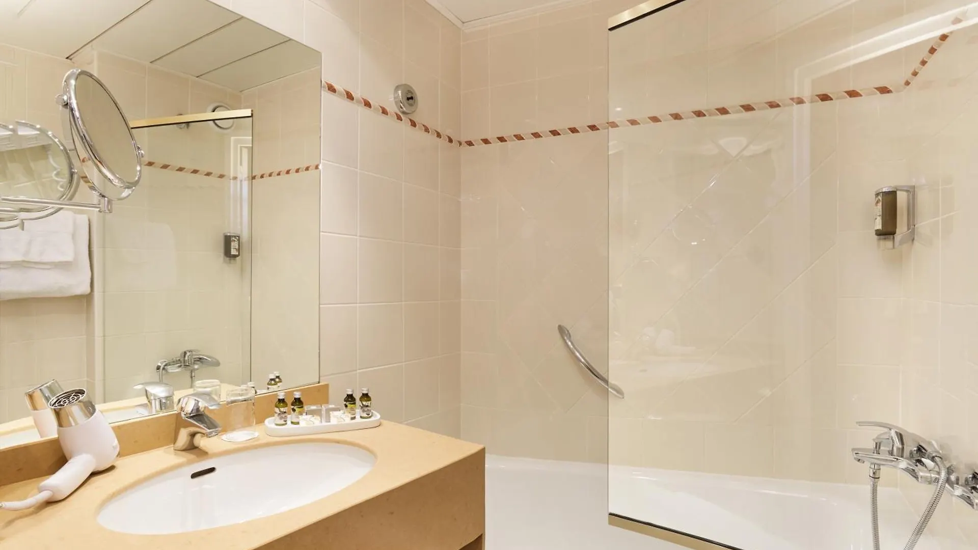 Relais Du Louvre Hotel